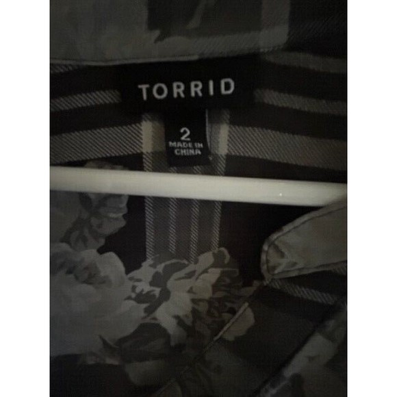 Torrid Blouse Womens Size 2 Gray Floral Button Up Pockets Roll Tab Sleeve EUC - Picture 5 of 9